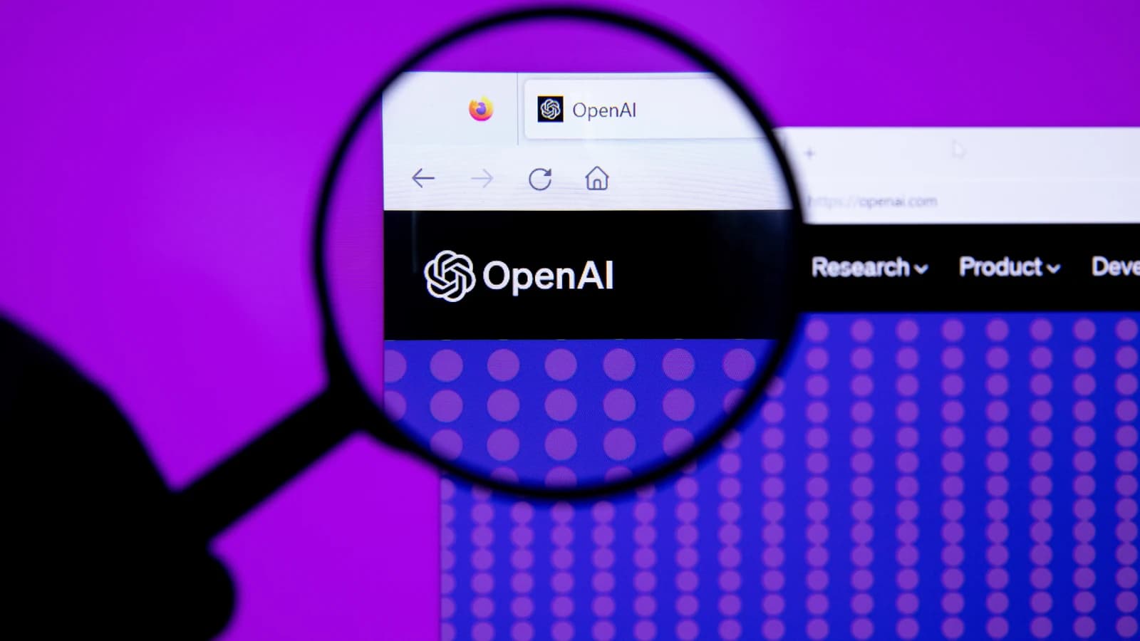 Логотип OpenAI на экране компьютера под увеличительным стеклом