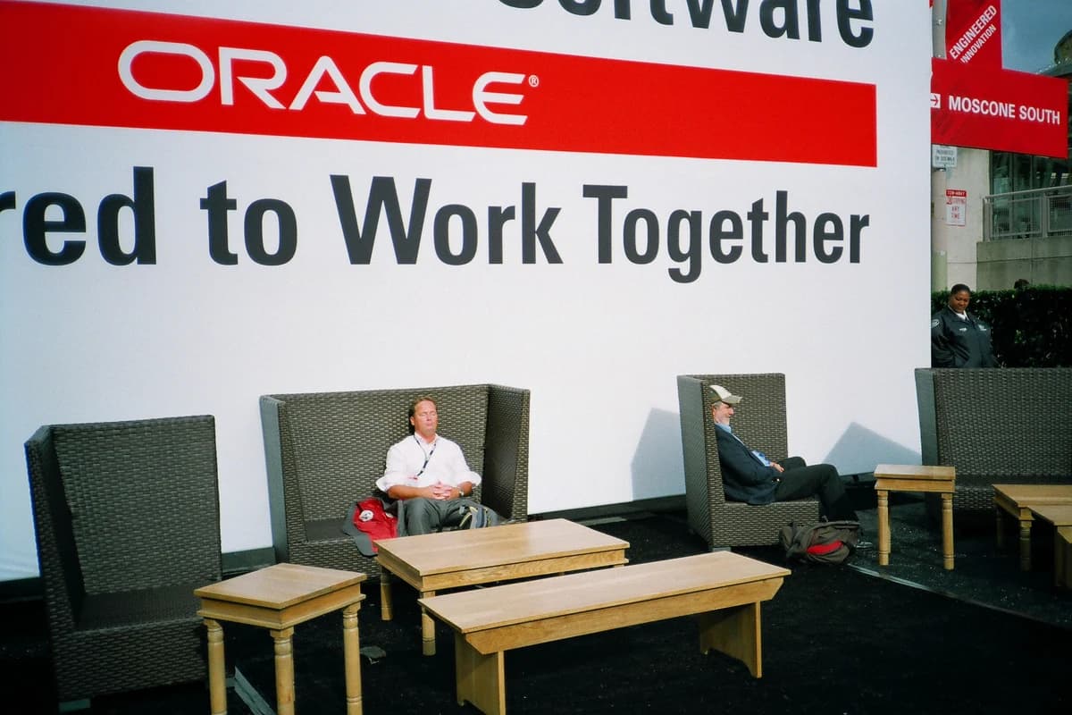 Зона отдыха у стенда с крупной вывеской Oracle
