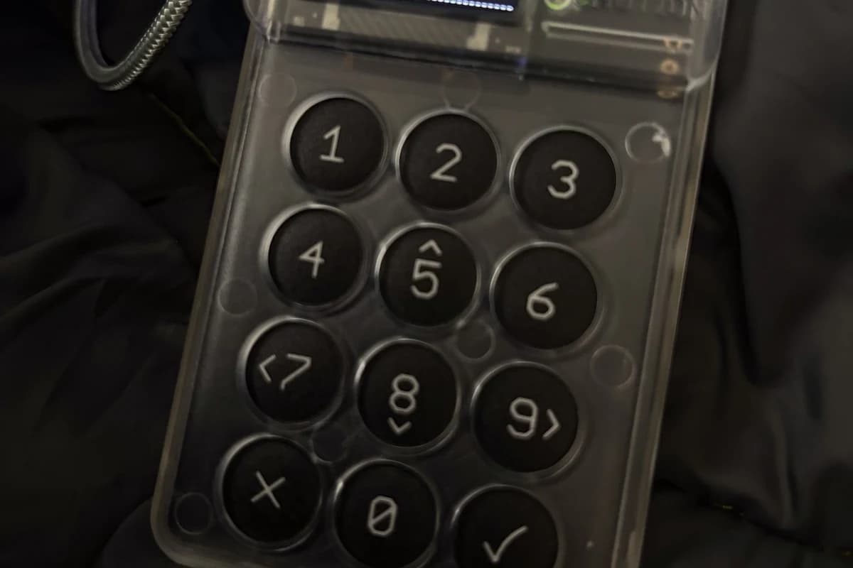 Аппаратный криптокошелёк Coldcard с цифровой клавиатурой и сообщением на экране