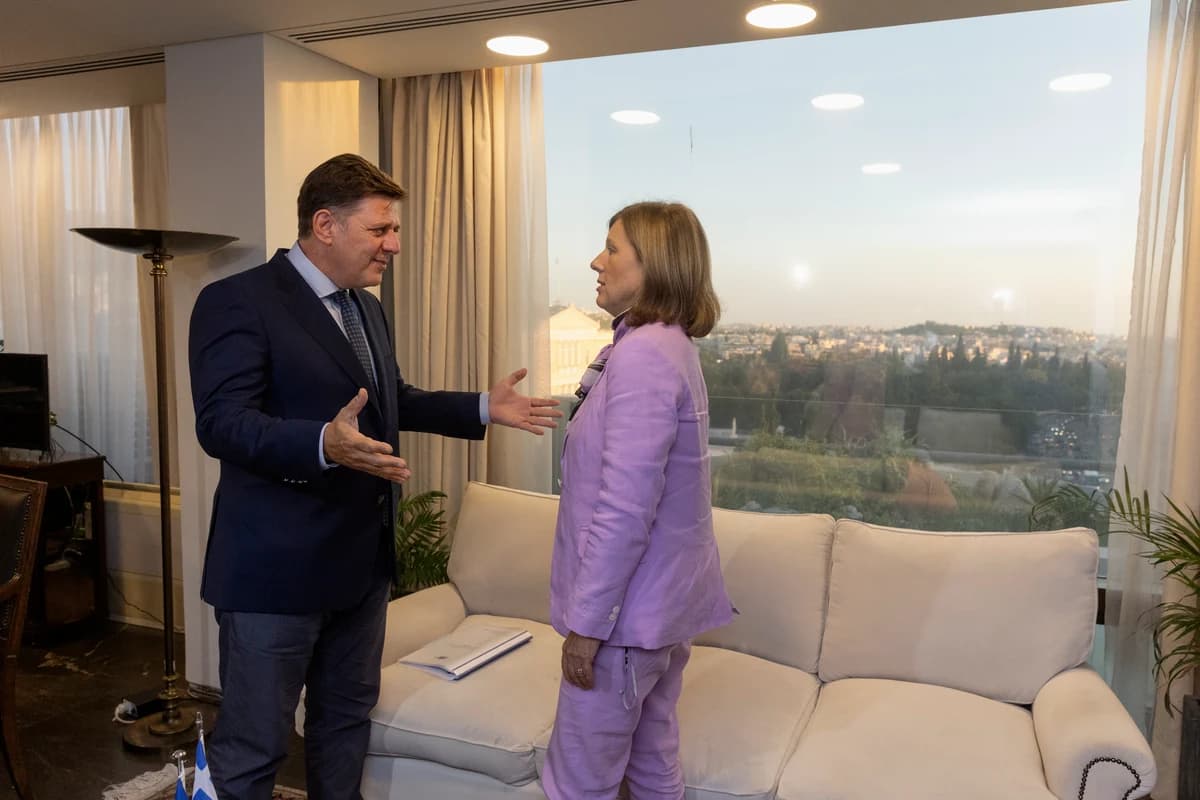Денис Мантуров беседует с женщиной в светлой гостиной