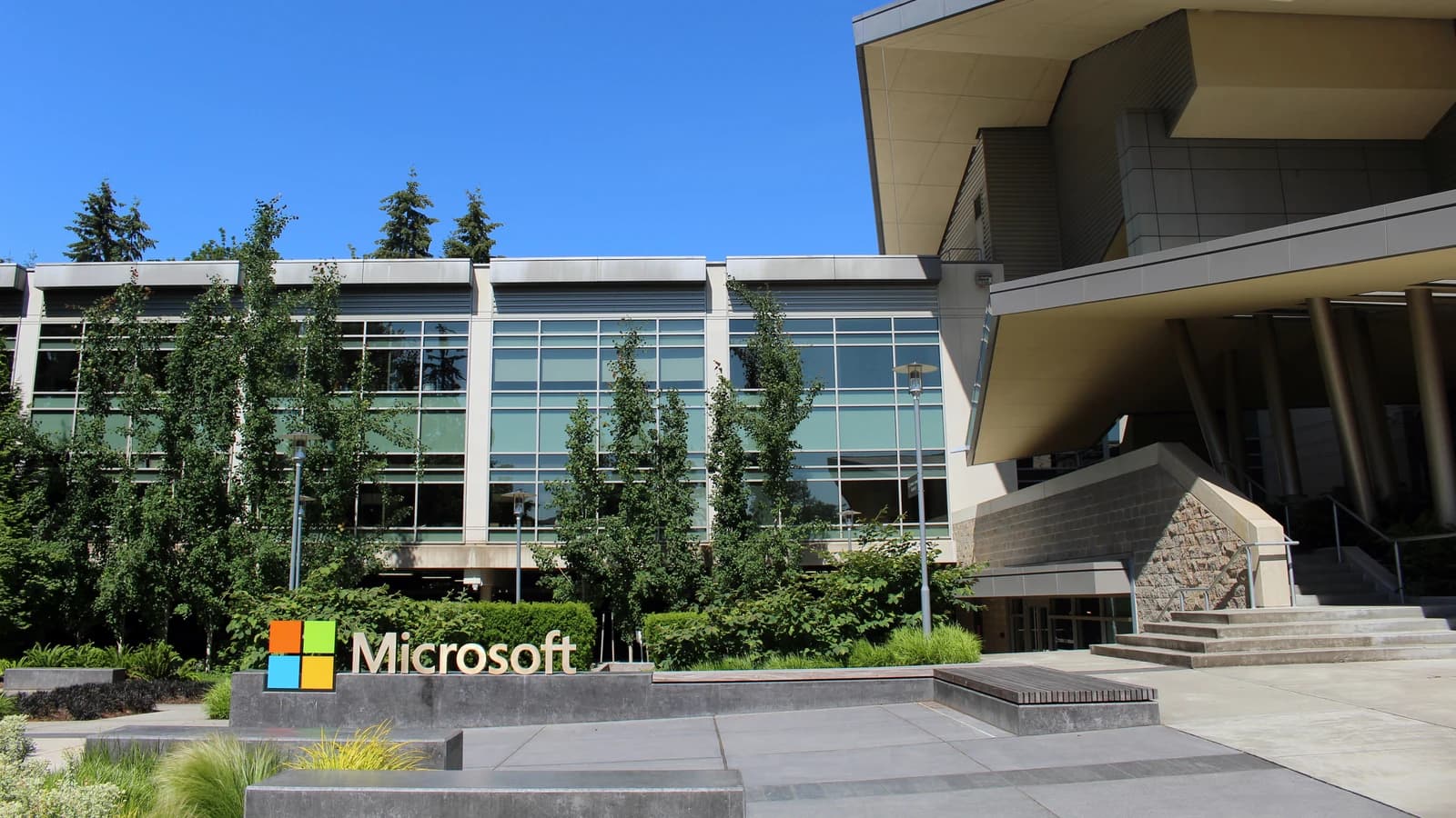 Современное офисное здание с крупной вывеской Microsoft у входа