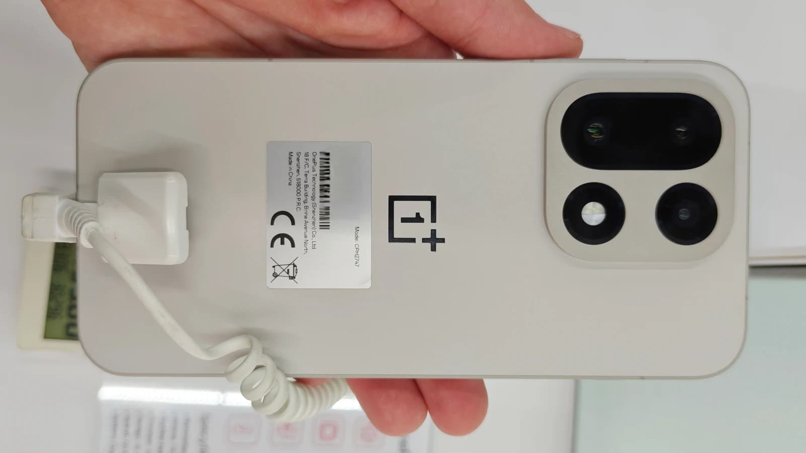 OnePlus 15: задняя панель смартфона в цвете Sand Storm