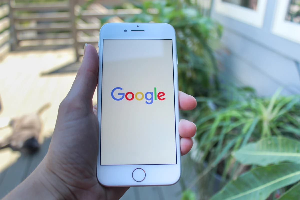 Смартфон в руке с логотипом Google на экране