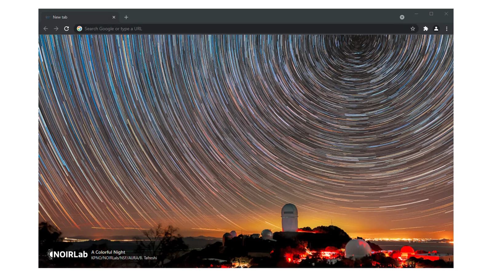 Окно браузера Google Chrome с открытой фотографией звёздных следов над обсерваторией