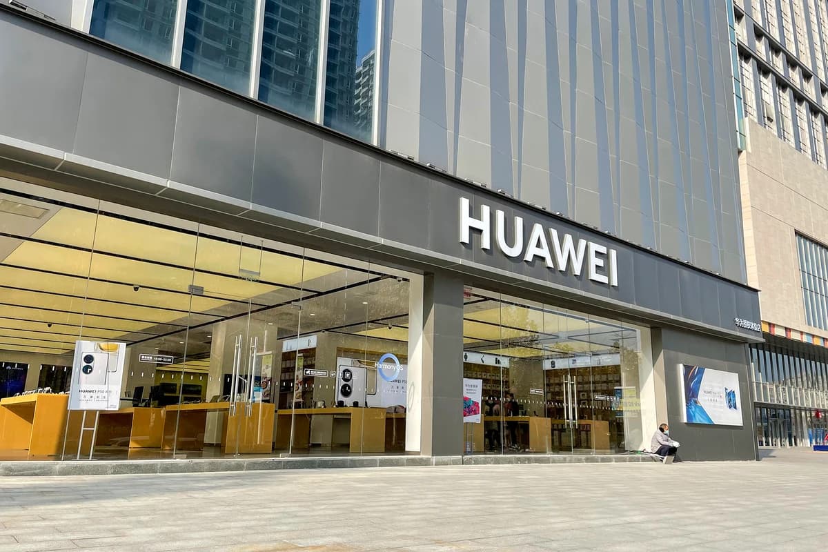 Фасад магазина Huawei с крупной фирменной вывеской над витринами