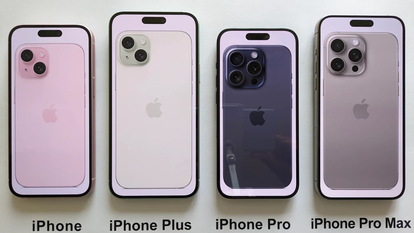 Четыре смартфона Apple разных размеров с подписями iPhone, Plus, Pro и Pro Max