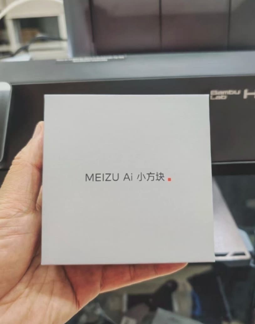 В сеть попали живые фото устройства Meizu AI Little Cube с 4‑дюймовым экраном