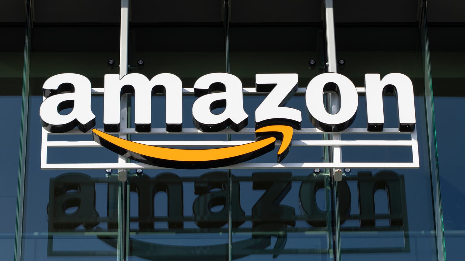 Amazon проверяет сотрудников после критики дата‑центров для ИИ на слушаниях в Сиэтле