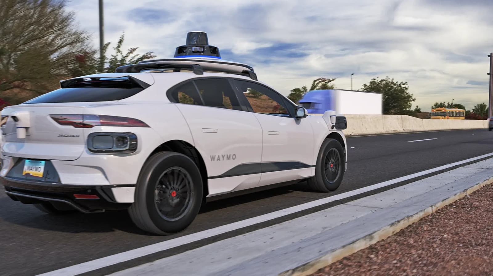 Waymo отзывает более 3 800 беспилотных такси из‑за риска заезда на закрытые участки автострад